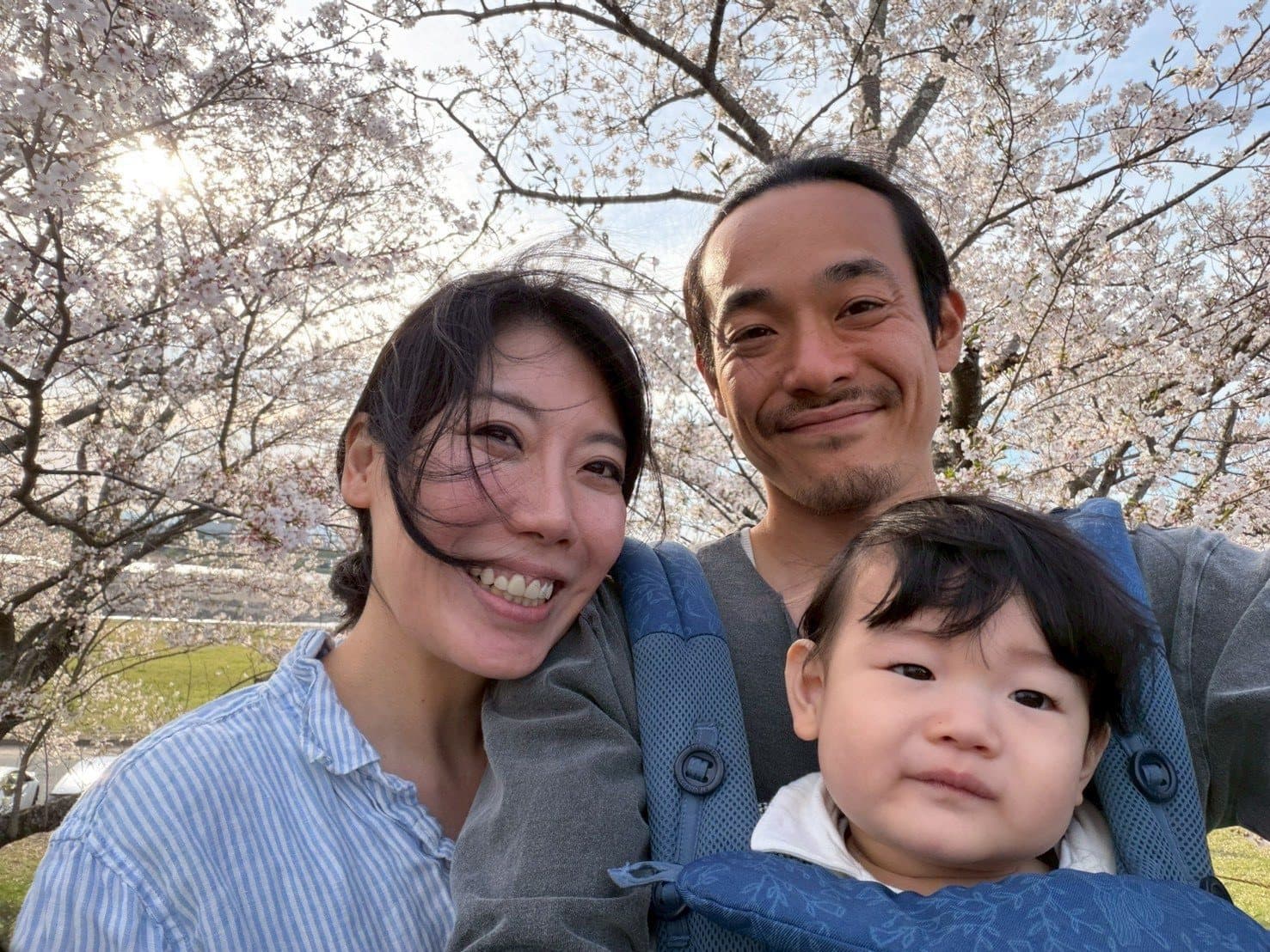 桜の下で撮った家族3人の写真