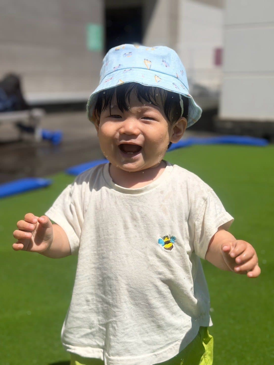 バケットハットをかぶって笑う息子